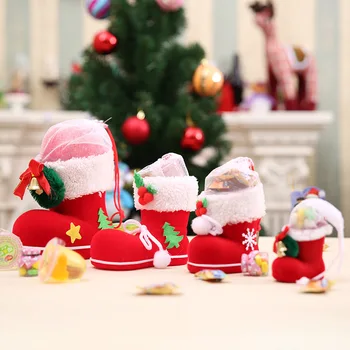 Коледа отглеждане на Дядо Коледа зареждане на обувки на децата бонбони, подаръчни пакети коледна украса за дома за Коледа отглеждане на коледна украса